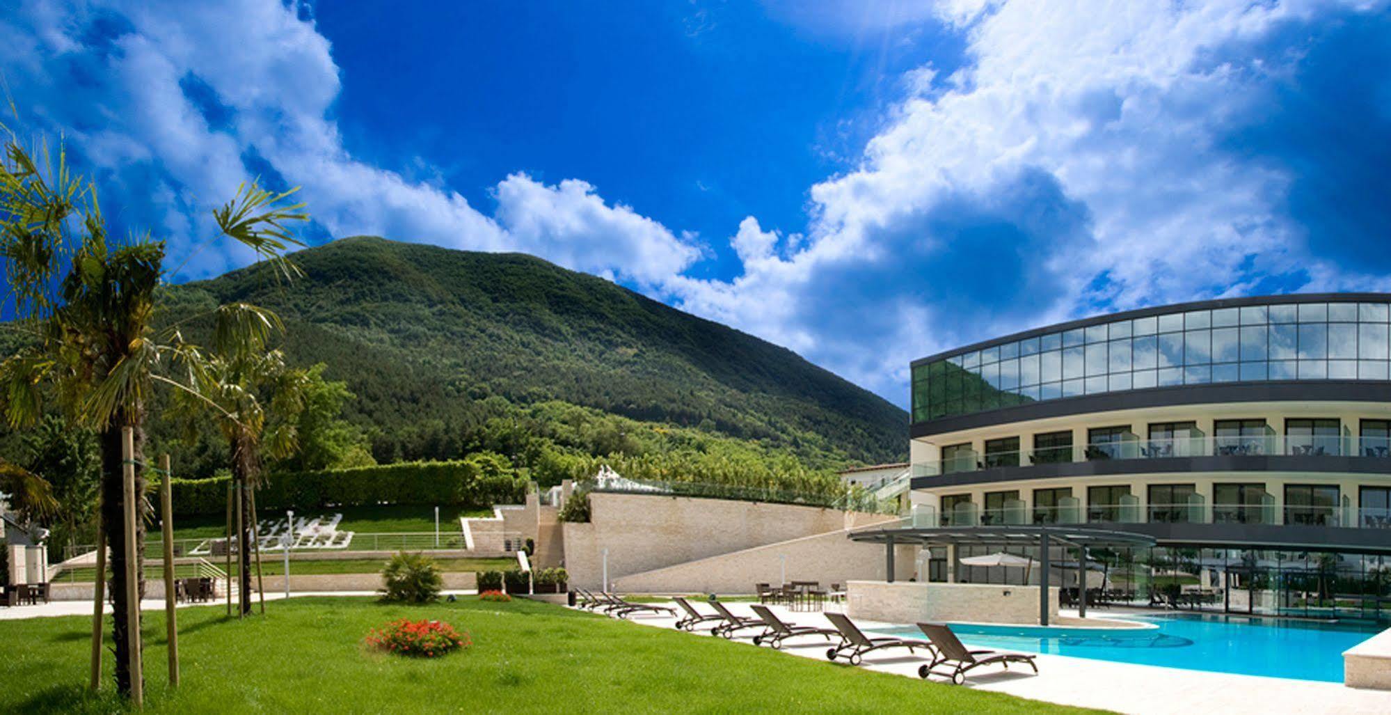 Fonte Del Benessere Resort Castelpetroso Exterior foto